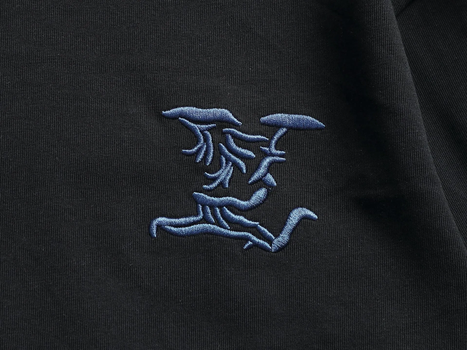 🅿️220 Louis Vuitton/Louis Vuitton High-end craftsmanship 1,000-needle embroidery. The large logo is exquisitely upgraded, inspired by the retro embroidery of the 1980s. Original fabric. Official same style. Short-sleeved T-shirt. Same vat dyed fabric. Very comfortable to the touch. The latest brick cabinet synchronization for spring and summer. Fashionable and personalized. Super versatile and good-looking. Very suitable for both men and women. A must-have for everyone. Hang tag. Collar label. Washed wheat. Complete with three labels. Color: black, white, khaki. Size: S M L XL |